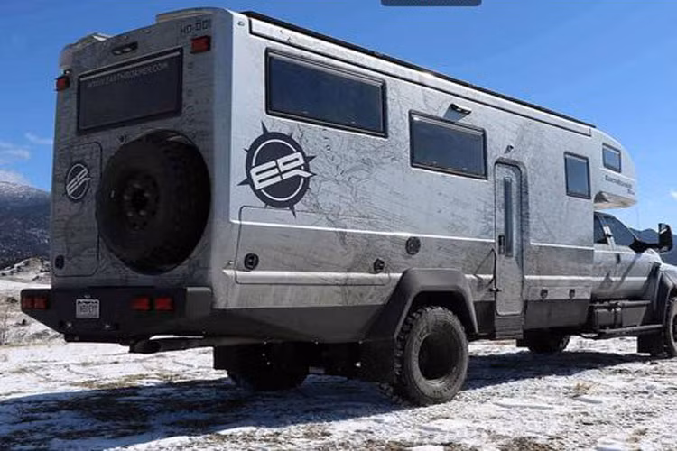 EarthRoamer XV-HD sử dụng lốp dã chiến Michelin XZL 46 inch, hệ thống treo khí nén phía sau dùng giảm xóc và cân bằng thủy lực của Fox.