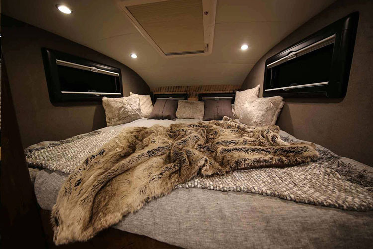 EarthRoamer XV-HD siêu sang sẽ đủ chỗ cho 6 người dã ngoại trong không gian nội thất sang trọng. Xe được sản xuất theo đơn đặt hàng.