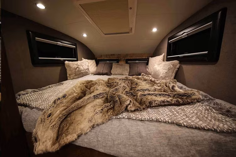 EarthRoamer XV-HD siêu sang sẽ đủ chỗ cho 6 người dã ngoại trong không gian nội thất sang trọng. Xe được sản xuất theo đơn đặt hàng.