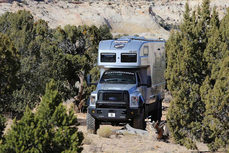 Siêu phẩm này sử dụng khung gầm Ford F-750 trang bị động cơ diesel V8 tăng áp, dung tích 6.7L, cho công suất 330 mã lực và mô-men xoắn 983 Nm. Sức mạnh truyền tới bánh xe thông qua hộp số tự động 6 cấp, hệ dẫn động 4WD giúp xe dễ dàng băng qua địa hình hiểm trở.