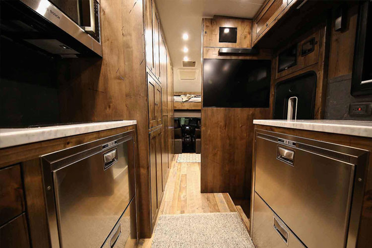 Đặc biệt, nội thất của EarthRoamer XV-HD đẹp hơn rất nhiều ngôi nhà mặt đất khác và rất xứng đáng với mức giá đắt đỏ lên đến hơn 30 tỷ đồng.