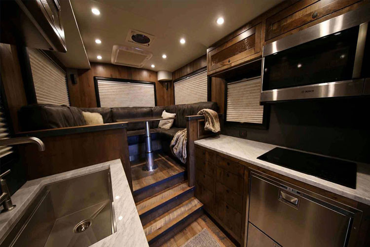 Trên xe có đầy đủ các hạng mục, phòng ban để phục vụ nhu cầu người dùng. Và... tất cả đều được ốp gỗ đen, đá nhân tạo và thép không gỉ rất sang trọng.