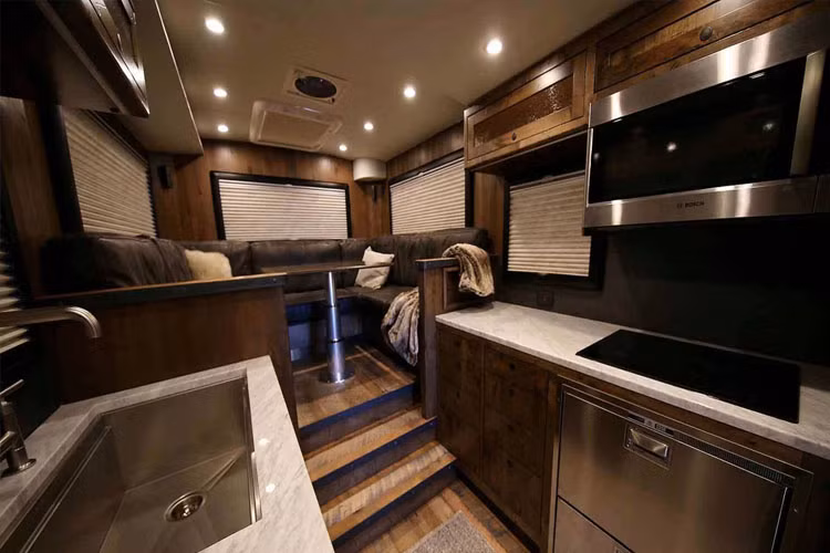 Trên xe có đầy đủ các hạng mục, phòng ban để phục vụ nhu cầu người dùng. Và... tất cả đều được ốp gỗ đen, đá nhân tạo và thép không gỉ rất sang trọng.