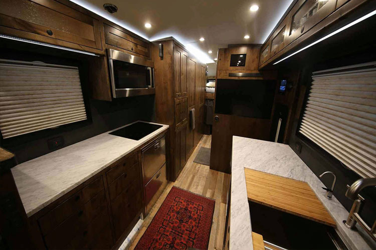 EarthRoamer XV-HD có thể mang theo rất nhiều đồ dùng, chứa được 435 lít nhiên liệu và 946 lít nước.