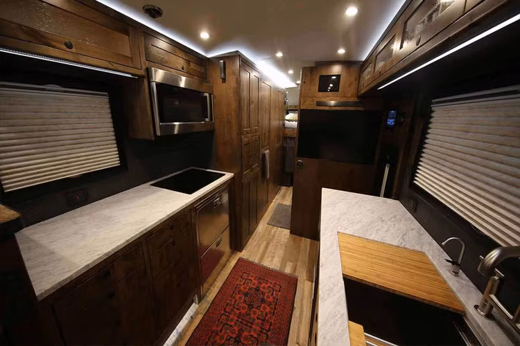 EarthRoamer XV-HD có thể mang theo rất nhiều đồ dùng, chứa được 435 lít nhiên liệu và 946 lít nước.