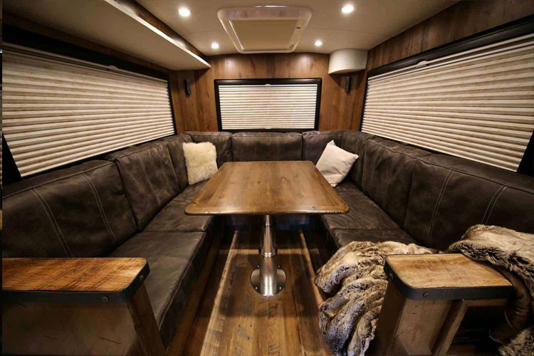 Các trang thiết bị tiêu chuẩn bao gồm sưởi nền, bồn rửa tay/ máy sấy khô, vòi tắm sen, trang bị bếp đầy đủ và hệ thống âm thanh giải trí Bose.