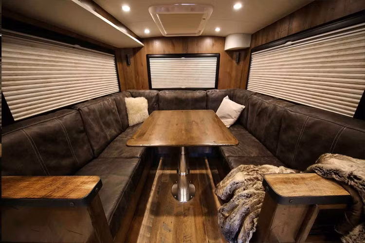 Các trang thiết bị tiêu chuẩn bao gồm sưởi nền, bồn rửa tay/ máy sấy khô, vòi tắm sen, trang bị bếp đầy đủ và hệ thống âm thanh giải trí Bose.