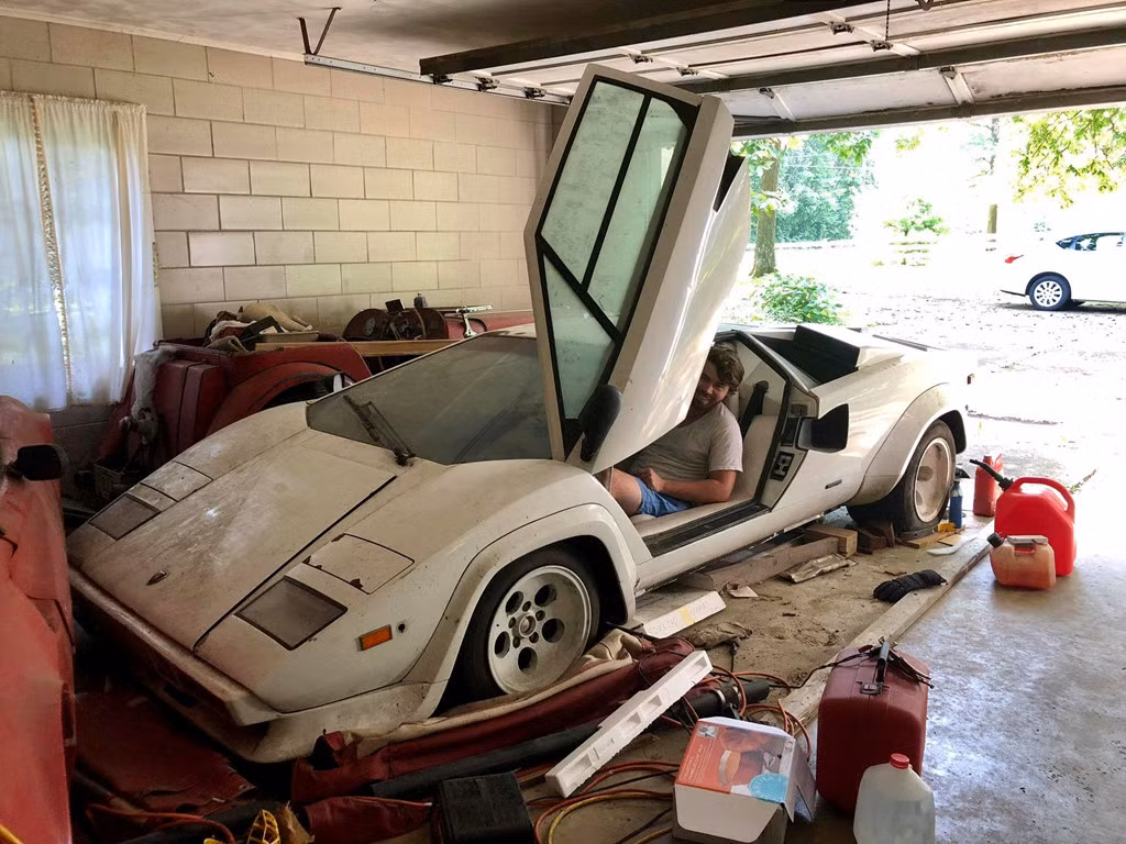 Siêu xe Lamborghini Countach ddời 1981 này sở hữu ngoại thất màu trắng sang trọng. Tuy nhiên, chiếc xe dường như đã cũ và có nhiều bộ phận bị tróc sơn.