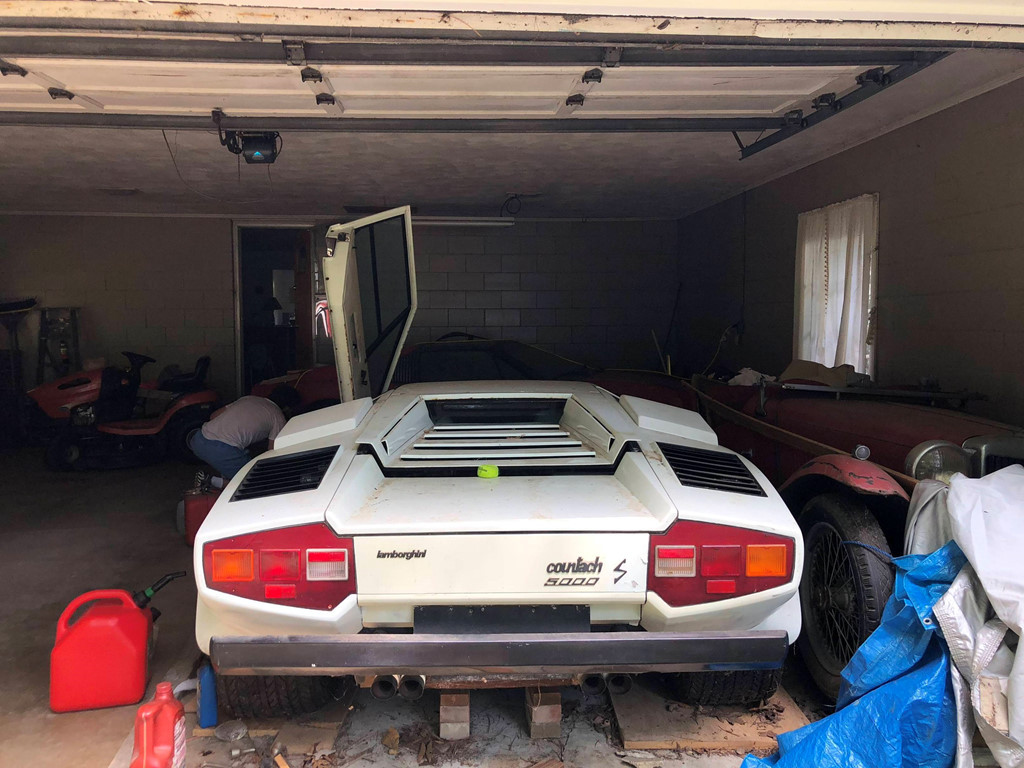 Chiếc Lamborghini Countach được trang bị động cơ V12 4,8 lít hút khí tự nhiên. Nhiều người cho rằng chiếc xe dù đã cũ kĩ rất nhiều nhưng chắc hẳn nó vẫn có giá trị vào khoảng 300.000 USD. Nếu được khôi phục, nó trị giá hơn 500.000 USD thậm chí còn cao nữa.