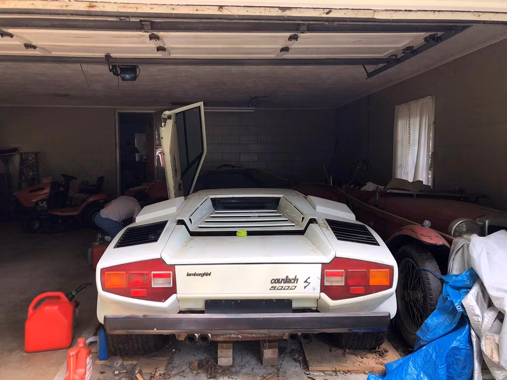 Chiếc Lamborghini Countach được trang bị động cơ V12 4,8 lít hút khí tự nhiên. Nhiều người cho rằng chiếc xe dù đã cũ kĩ rất nhiều nhưng chắc hẳn nó vẫn có giá trị vào khoảng 300.000 USD. Nếu được khôi phục, nó trị giá hơn 500.000 USD thậm chí còn cao nữa.