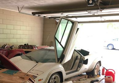 Mới đây, câu chuyện về chiếc siêu xe Lamborghini Countach đời 1981 bị bỏ hoang suốt 20 năm trong kho của ông nội được một thanh niên đang tải trên reddit nhanh chóng thu hút sự quan tâm của cư dân mạng.