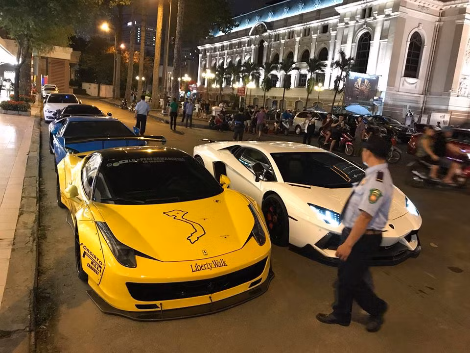 Trong khi đó, đến cuộc hẹn sớm nhất là chiếc Ferrari 458 Italia màu vàng độ Liberty Walk độc nhất Việt Nam...