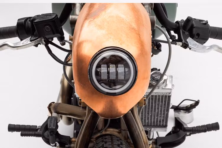 Juarez đã mất chỉ đến 3 tháng để hoàn thành bản độ xe môtô Indiana siêu chất này với sự giúp sức của gia đình.