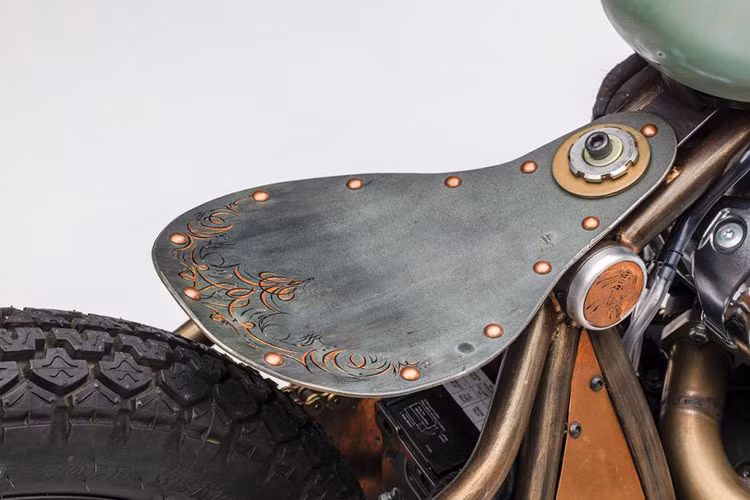 Yên được khắc thủ công hoa văn rất đặc sắc.