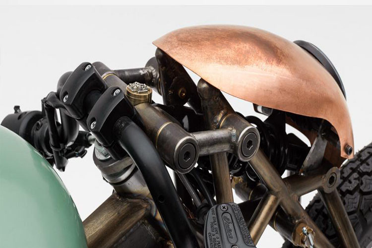 Bộ phuộc trước dị thường, sử dụng tông màu đồng rỉ cực chất.