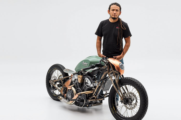 Tác phẩm của Alfredo Juarez được thực hiện trên chiếc cheiecs Scout Bobber. Bản độ hoàn thiện của anh được đánh giá là hoàn hảo và rất chất chơi. Nhờ đó anh được giải thưởng cao nhất với 10.000 USD và lên trang nhất của tờ báo Hot Bike .