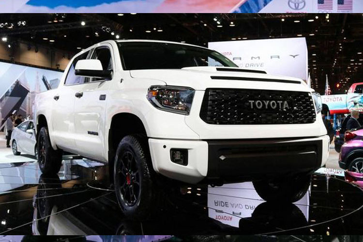Hãng xe ôtô Nhật Bản vừa chính thức trình làng mẫu xe siêu bán tải Toyota Tundra TRD Pro 2019 tại thị trường Mỹ. Mẫu xe bán tải cỡ lớn này có mức giá bán khởi điểm từ 51.275 USD (khoảng 1,194 tỷ đồng).