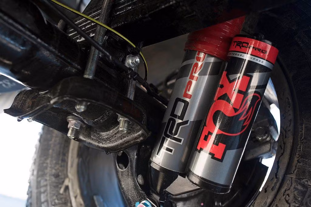  Hãng xe ôtô Toyota trang bị cho Tundra TRD Pro 2019 khối động cơ V8 5.7l iForce nạp khí tự nhiên với công suất 381 mã lực tại tua máy 5.600rpm và mô-men xoắn lên tới 543Nm đạt được chỉ từ 3.600rpm.