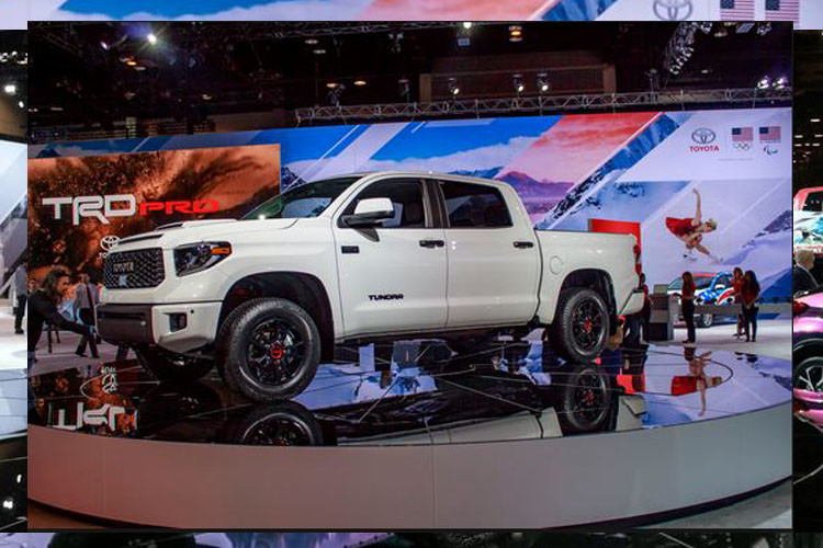 Mẫu siêu bán tải Toyota Tundra TRD Pro mới này được đánh giá có thiết kế "ngầu" hơn rất nhiều so với các phiên bản khác. Sỡ dĩ vậy bởi xe được trang bị loạt phụ kiện nổi bật như nắp ca-pô với khe gió, đèn LED offroad, tấm bảo vệ gầm ốp dưới cản trước, móc dây kéo và bộ mâm 18 inch bằng hợp kim nhôm của hãng BBS.