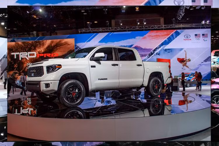 Mẫu siêu bán tải Toyota Tundra TRD Pro mới này được đánh giá có thiết kế "ngầu" hơn rất nhiều so với các phiên bản khác. Sỡ dĩ vậy bởi xe được trang bị loạt phụ kiện nổi bật như nắp ca-pô với khe gió, đèn LED offroad, tấm bảo vệ gầm ốp dưới cản trước, móc dây kéo và bộ mâm 18 inch bằng hợp kim nhôm của hãng BBS.