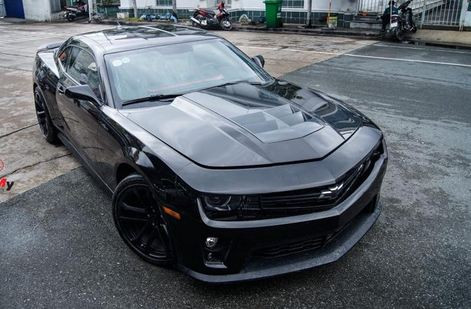 Chiếc "quái thú" Chevrolet Camaro ZL1 độ màu đen bóng được nâng cấp từ phiên bản ZL1 của dòng Camaro. Xe thuộc thế hệ thứ năm (sản xuất 2010-2015). Siêu xe này vốn có màu đỏ và từng được độ sang màu vàng nay đến màu đen cực phong cách.