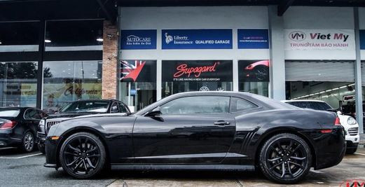 ... và phần thân với những đường nét dập nổi, vòm bánh xe lớn và dập nổi, mang cá bên cửa xe khá ấn tượng.