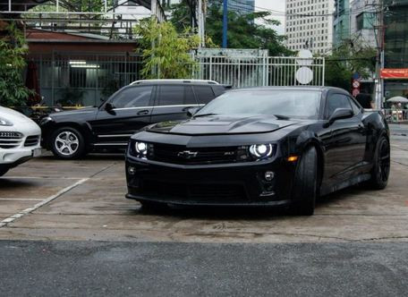 Chiếc xe có màu đen bóng rất mạnh mẽ. Thiết kế mũi xe dài...