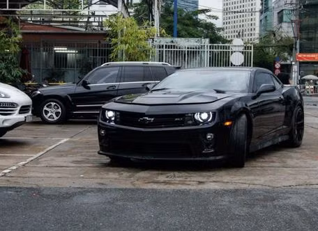 Chiếc xe có màu đen bóng rất mạnh mẽ. Thiết kế mũi xe dài...