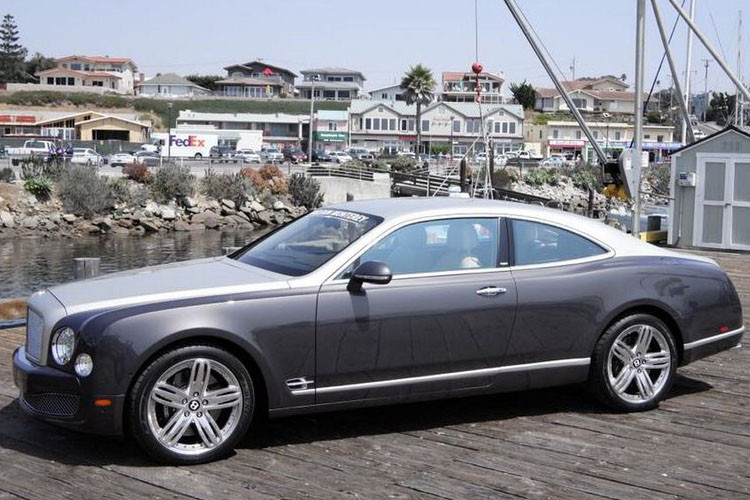 Quá trình để chuyển đổi từ một chiếc sedan Bentley bốn cửa sang trọng thành một chiếc xe hai cửa sành điệu rất phức tạp và chỉ riêng công độ đã tiêu tốn chi phí lên đến nửa triệu USD (hơn 11,5 tỷ đồng).