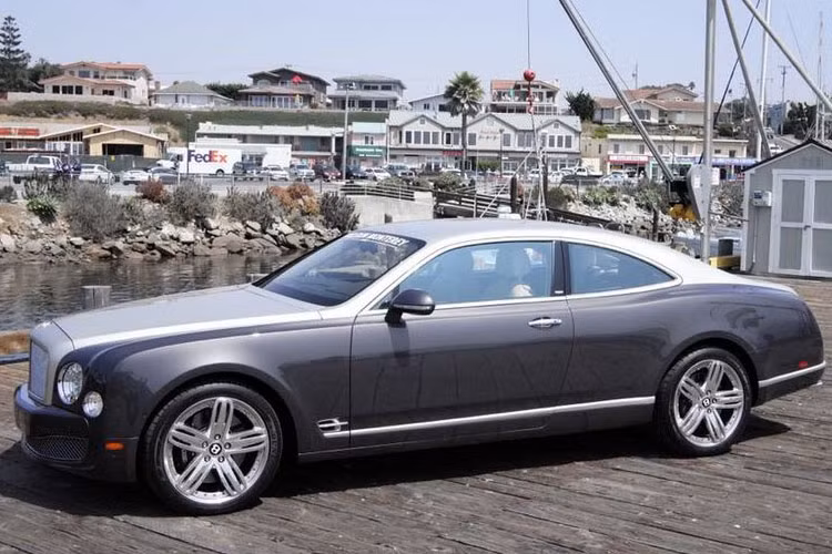 Quá trình để chuyển đổi từ một chiếc sedan Bentley bốn cửa sang trọng thành một chiếc xe hai cửa sành điệu rất phức tạp và chỉ riêng công độ đã tiêu tốn chi phí lên đến nửa triệu USD (hơn 11,5 tỷ đồng).
