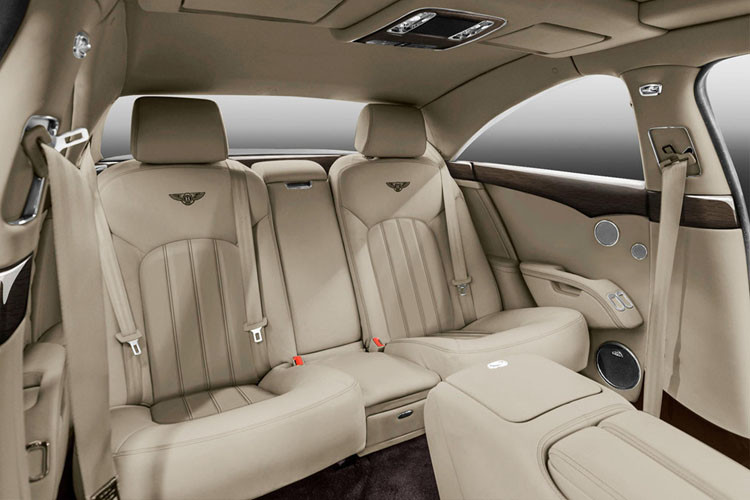 Bên cạnh đó, mái xe và các cánh cửa mở rộng phía trước làm từ sợi carbon. Nội thất xe sử dụng các chi tiết thủ công tinh tế như được xuất xưởng từ hãng xe sang Bentley.