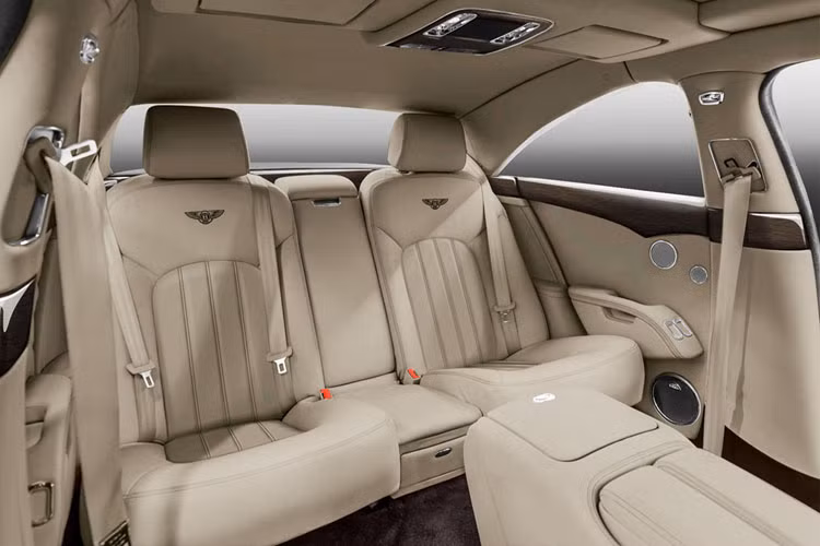 Bên cạnh đó, mái xe và các cánh cửa mở rộng phía trước làm từ sợi carbon. Nội thất xe sử dụng các chi tiết thủ công tinh tế như được xuất xưởng từ hãng xe sang Bentley.