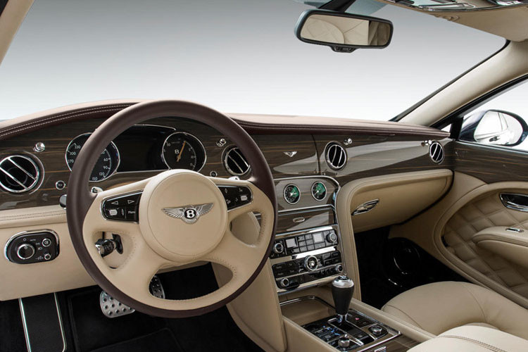 Một số thay đổi như ghế trước mới, các bảng trang trí cập nhật cho đúng với phong cách coupe hơn.