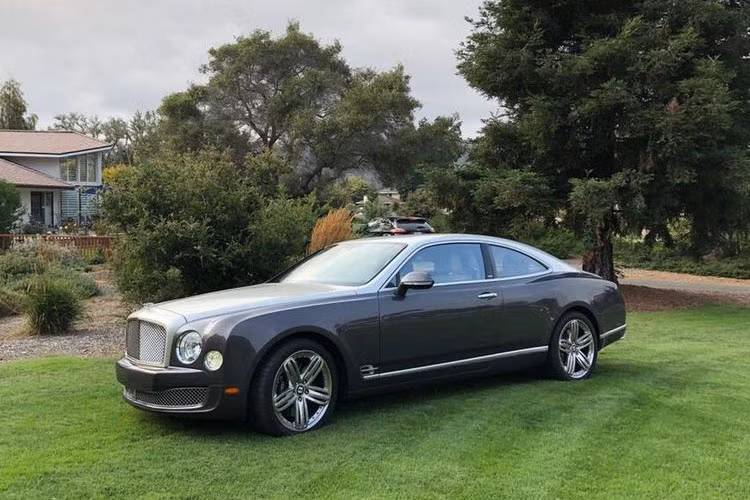 Đội ngũ Ares đã phải tháo mái xe, các cánh cửa và cột sau của Mulsanne để thay thế bằng những bộ phận mới phù hợp với một chiếc coupe tiêu chuẩn. Bentley Mulsanne hai cửa mới gồm có các tấm thân 1/4 phía sau được làm từ nhôm mới.