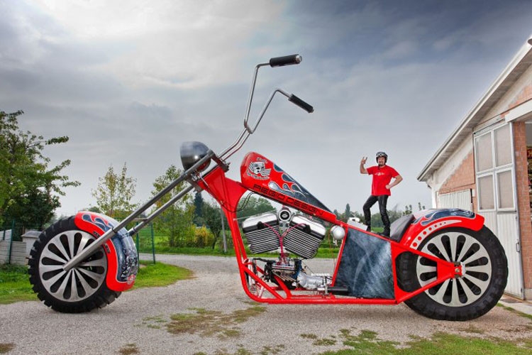 Kỹ sư Fabio Reggiani người Ý và đội ngũ thành viên gồm 7 người khác khiến ai ai cũng phải choáng khi thiết kế nên chiếc xe máy khổng lồ có thể tháo rời và nặng đến 5,5 tấn.