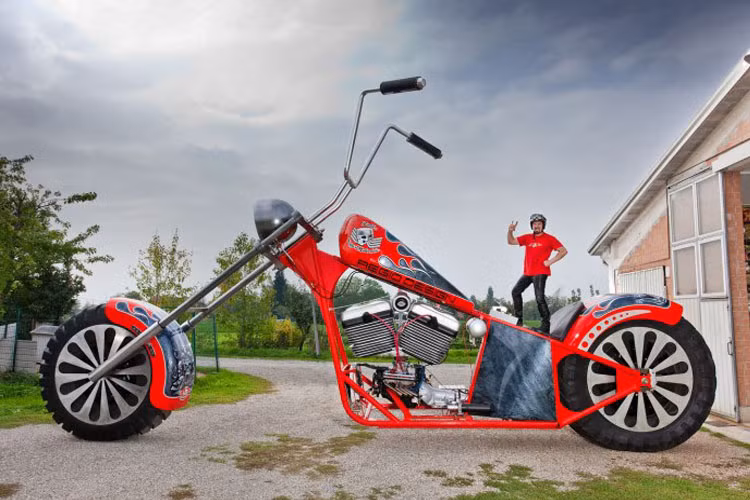 Kỹ sư Fabio Reggiani người Ý và đội ngũ thành viên gồm 7 người khác khiến ai ai cũng phải choáng khi thiết kế nên chiếc xe máy khổng lồ có thể tháo rời và nặng đến 5,5 tấn.