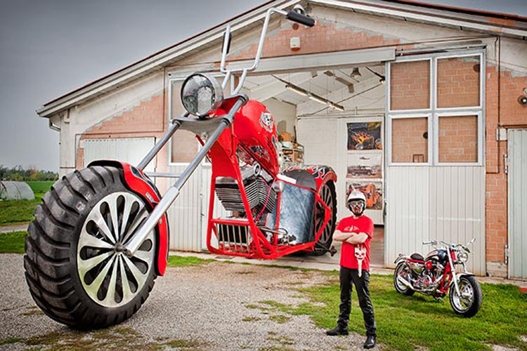 Có thể thấy, chiếc xe máy này còn cao hơn cả một ngôi nhà.