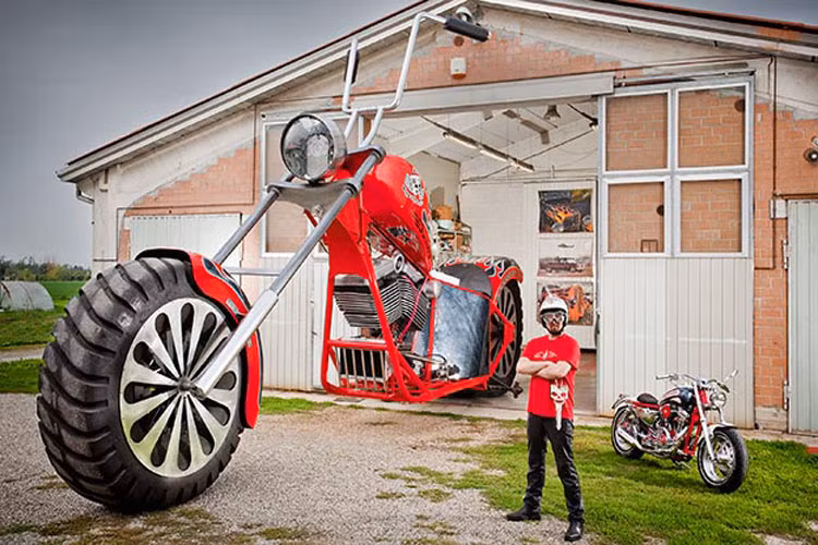 Có thể thấy, chiếc xe máy này còn cao hơn cả một ngôi nhà.