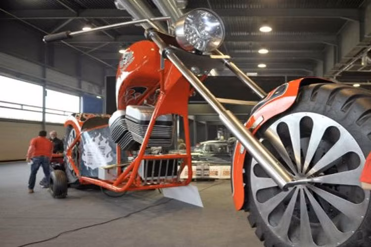 Được biết, để tạo nên chiếc xe máy độc nhất vô nhị này đội ngũ kỹ sư phải mất ròng rã 7 tháng liền từ khâu thiết kế đến thi công.