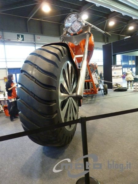 Mâm xe thuộc dạng hàng khủng và đã to gấp nhiều lần so với một chiếc xe máy thông thường.