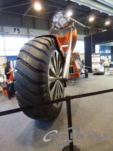 Mâm xe thuộc dạng hàng khủng và đã to gấp nhiều lần so với một chiếc xe máy thông thường.