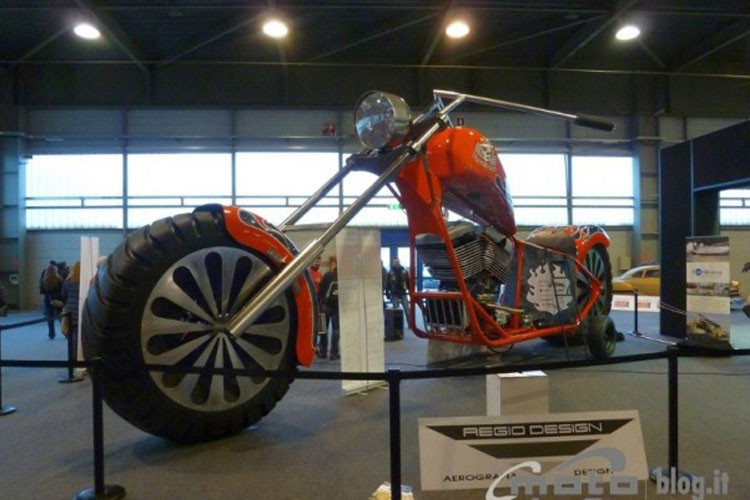 Không chỉ gây choáng về kích thước, trọng lượng chiếc xe máy hàng khủng này còn gây bất ngờ khi được trang bị động cơ mạnh V8 5,7 lít, sản sinh công suất 280 mã lực, kết hợp cùng hộp số 3 cấp (có số lùi). Nhờ vậy, xe có thể di chuyển được như những mẫu xe thông thường.