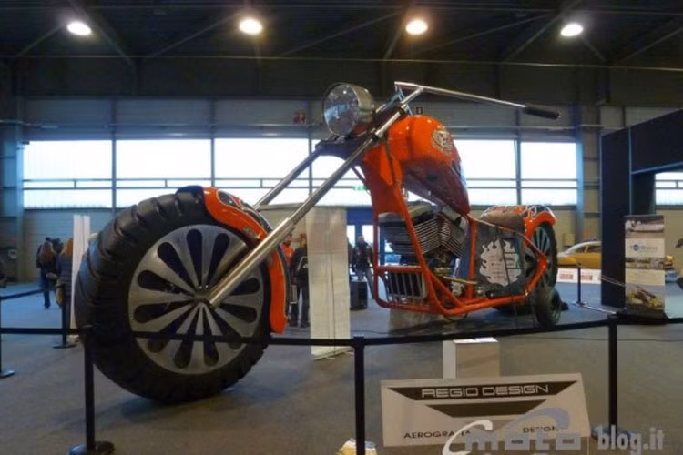 Không chỉ gây choáng về kích thước, trọng lượng chiếc xe máy hàng khủng này còn gây bất ngờ khi được trang bị động cơ mạnh V8 5,7 lít, sản sinh công suất 280 mã lực, kết hợp cùng hộp số 3 cấp (có số lùi). Nhờ vậy, xe có thể di chuyển được như những mẫu xe thông thường.