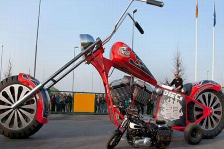 Để di chuyển được chiếc xe này và tăng tính ổn định tốc độ xe máy nặng 5,5 tấn này, những người thiết kế đã phải gắn thêm 2 bánh phụ ở phía sau của xe.