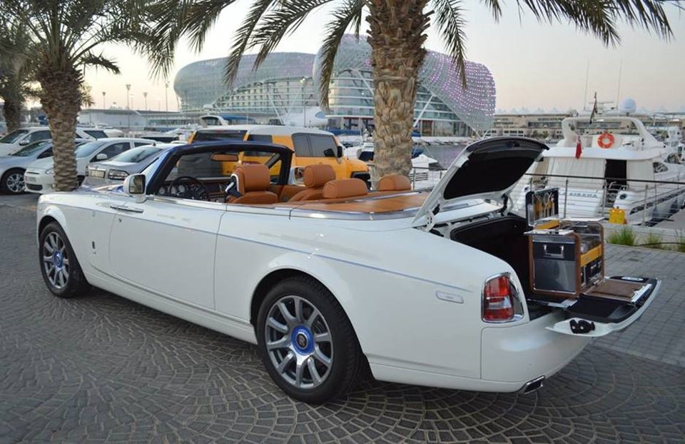 Chiếc Rolls-Royce Phantom Drophead Coupe Series II độc bản mới về Campuchia từng có thời gian được đại lý Rolls-Royce Dubai đem đến đảo Yas Marina, một khu nghỉ dưỡng sang trọng và trang bị "bar mini" phía sau xe.