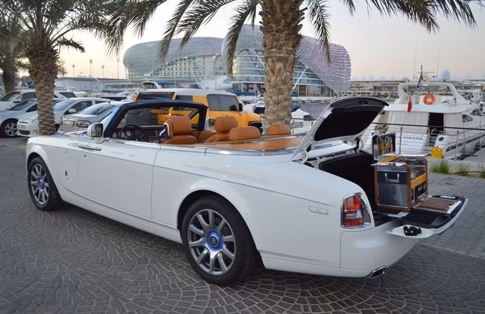 Chiếc Rolls-Royce Phantom Drophead Coupe Series II độc bản mới về Campuchia từng có thời gian được đại lý Rolls-Royce Dubai đem đến đảo Yas Marina, một khu nghỉ dưỡng sang trọng và trang bị "bar mini" phía sau xe.