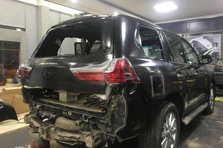 Chiếc LX570 này vẫn giữ động cơ nguyên bản. Xe sử dụng cỗ máy V8 dung tích 5,7 lít, cho công suất 383 mã lực, giúp xe có khả năng tăng tốc từ 0-100 km/h trong 6,8 giây.