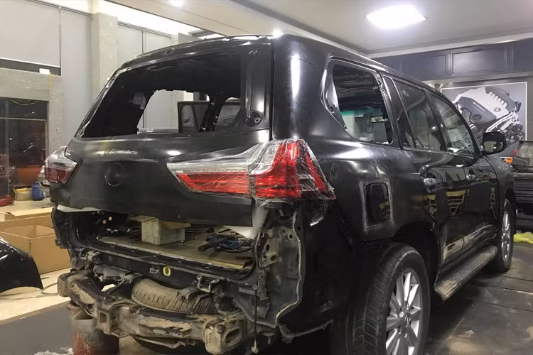 Chiếc LX570 này vẫn giữ động cơ nguyên bản. Xe sử dụng cỗ máy V8 dung tích 5,7 lít, cho công suất 383 mã lực, giúp xe có khả năng tăng tốc từ 0-100 km/h trong 6,8 giây.