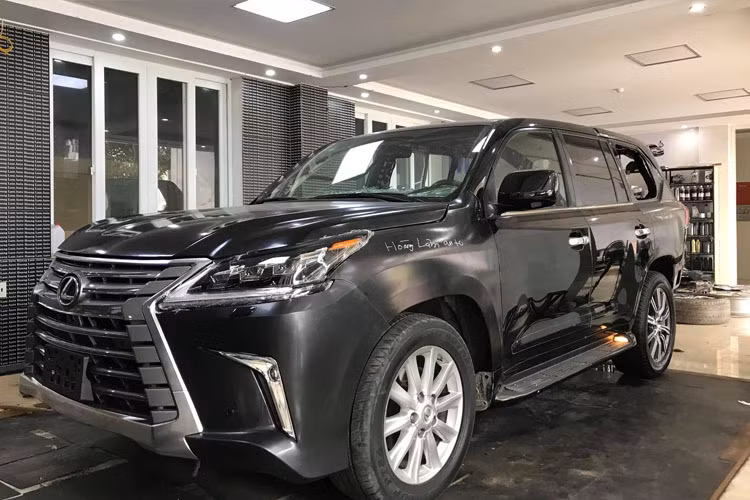 Nếu không biết chiếc Lexus LX570 2008 từ trước thì chắc hằn không ít người sẽ nhầm tưởng đây là chiếc LX570 2018 thật sự.