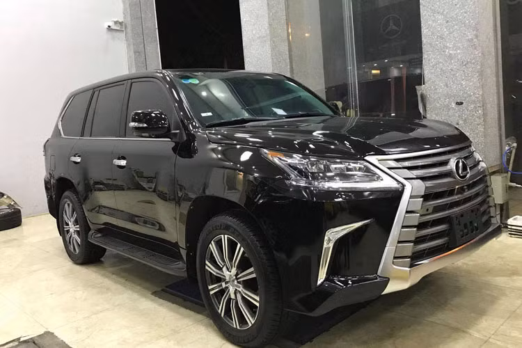 Chiếc xe sang Lexus LX570 cũ đời 2008 tại Nghệ An được chủ nhân nâng cấp lên thế hệ mới phiên bản năm 2018. Hiện nay, một chiếc LX570 2018 nhập khẩu chính hãng ở Việt Nam có giá hơn 9 tỷ đồng nên việc lên đời như thế này giúp chủ nhân chiếc xe tiết kiệm đươc chi phí đáng kể.